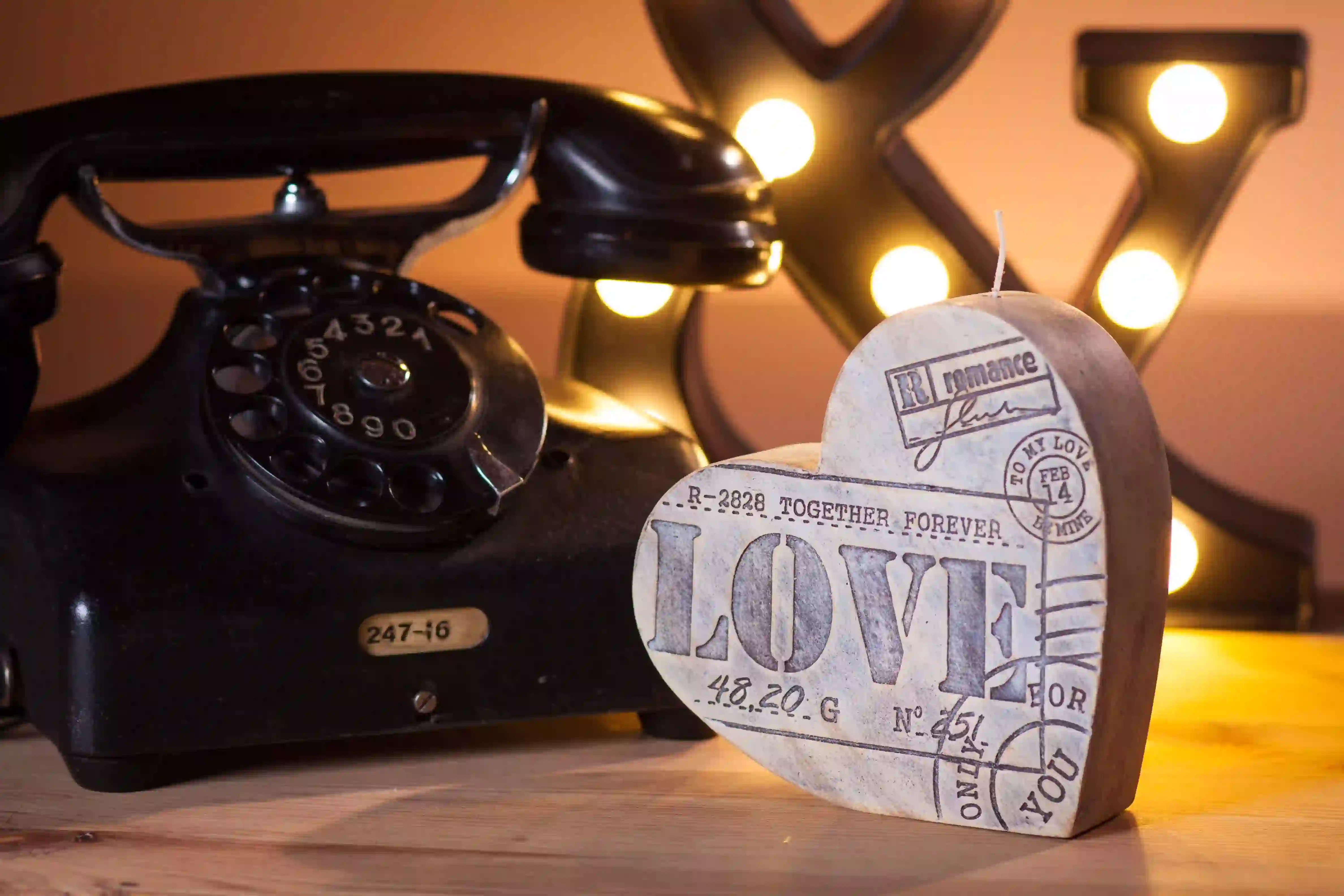 נר בצורת לב מעוצב צבע ורוד מעוטר בהדפס LOVE
